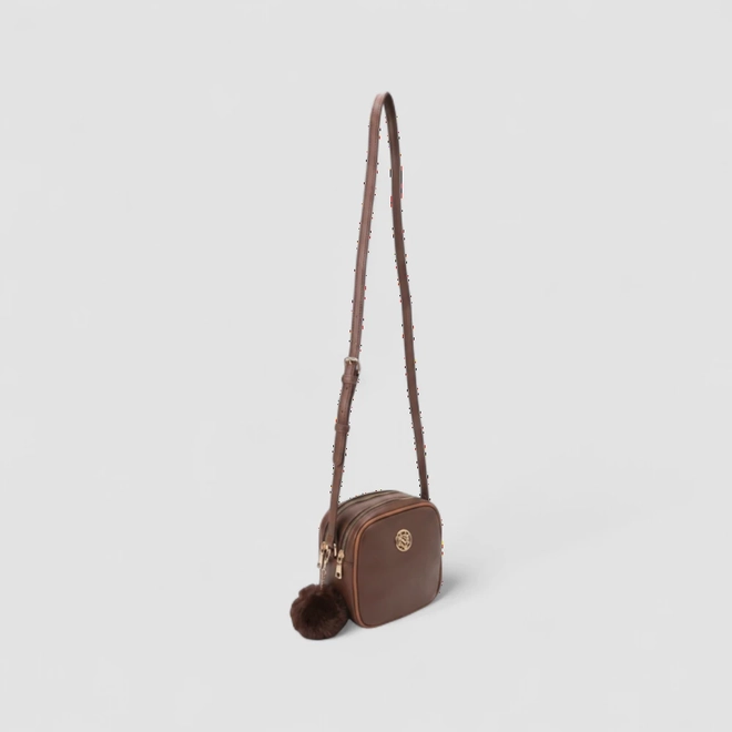 Bolsa Camera Bag Penélope Pequena Transversal Detalhe Pompom Marrom