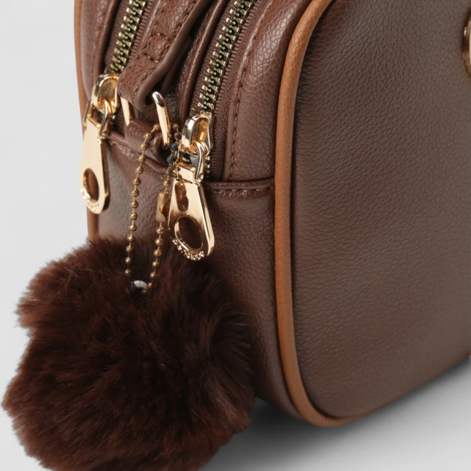 Bolsa Camera Bag Penélope Pequena Transversal Detalhe Pompom Marrom
