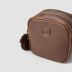 Bolsa Camera Bag Penélope Pequena Transversal Detalhe Pompom Marrom