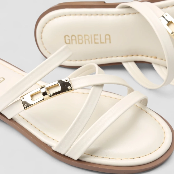 Tamanco Rasteiro Feminino Gabriela Multitiras Enfeite Metálico Off White