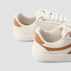 Tênis Casual Feminino Penélope Tiras Estilizadas Off White & Marrom
