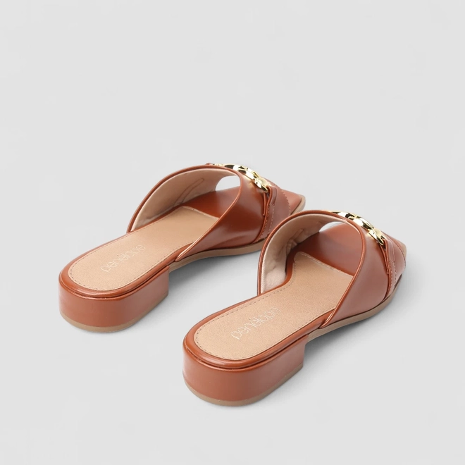 Tamanco Feminino Penélope Enfeite Metálico Caramelo