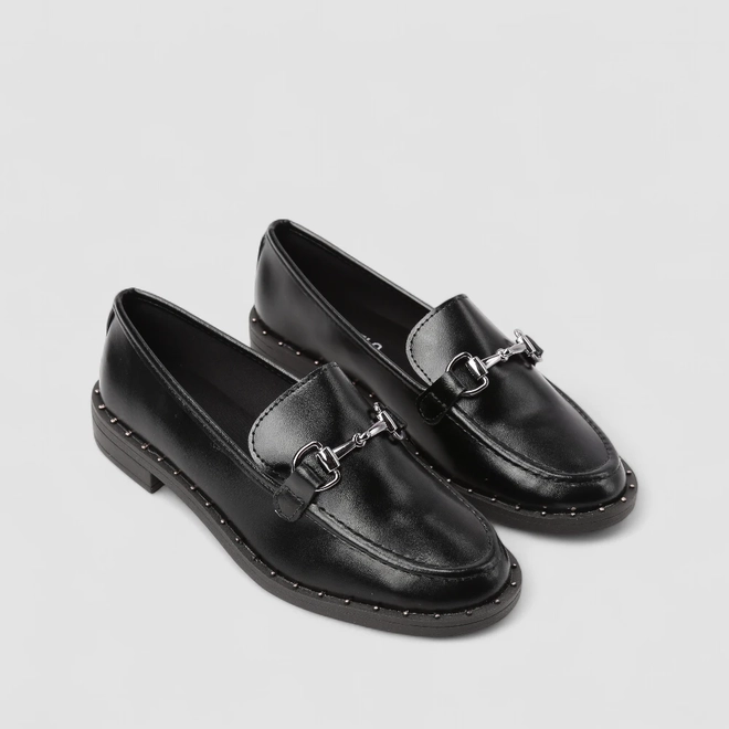 Mocassim Feminino Gabriela Detalhe Metálico Rebite Preto