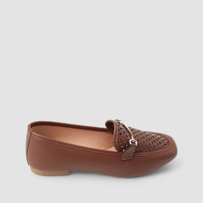 Mocassim Feminino Penélope Perfurado Detalhe Metálico Marrom