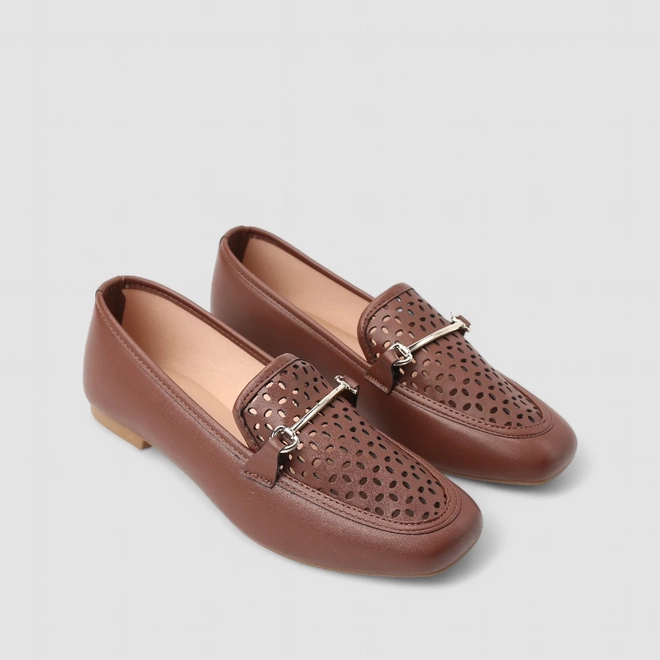 Mocassim Feminino Penélope Perfurado Detalhe Metálico Marrom