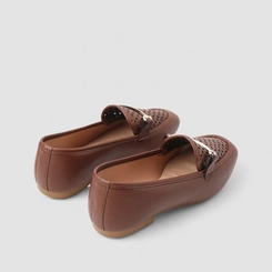 Mocassim Feminino Penélope Perfurado Detalhe Metálico Marrom