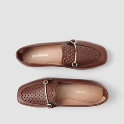Mocassim Feminino Penélope Perfurado Detalhe Metálico Marrom