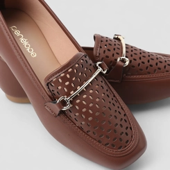 Mocassim Feminino Penélope Perfurado Detalhe Metálico Marrom
