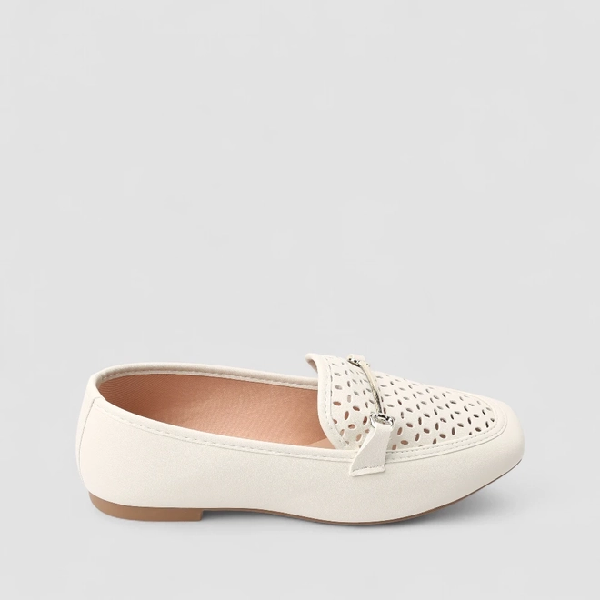 Mocassim Feminino Penélope Perfurado Detalhe Metálico Off White