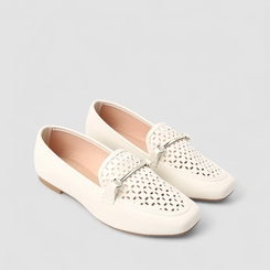 Mocassim Feminino Penélope Perfurado Detalhe Metálico Off White