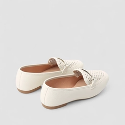 Mocassim Feminino Penélope Perfurado Detalhe Metálico Off White
