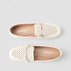 Mocassim Feminino Penélope Perfurado Detalhe Metálico Off White