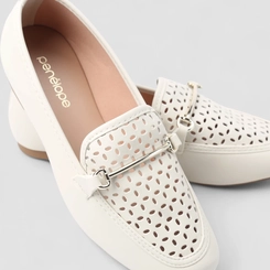 Mocassim Feminino Penélope Perfurado Detalhe Metálico Off White