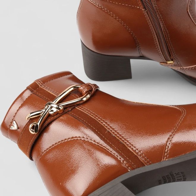 Ankle Boot Feminina Mississipi Verniz Enfeite Metálico Caramelo