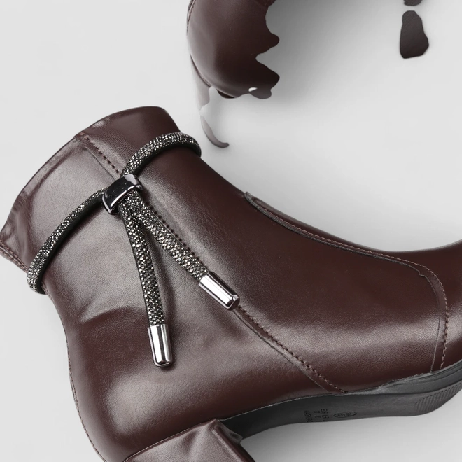 Ankle Boot Feminina Penélope Salto Bloco Strass Marrom