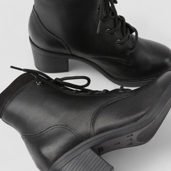 Ankle Boot Feminina Quiz Salto Bloco Couro Detalhe Camurça Preta