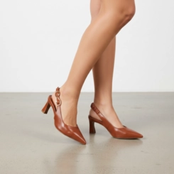 Scarpin Slingback Feminino Bebecê Salto Flare Fivela Estilizada Marrom