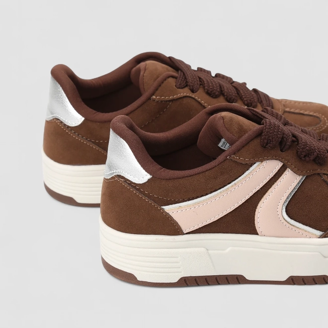 Tênis Casual Feminino Gabriela Camurça Detalhe Metalizado Marrom