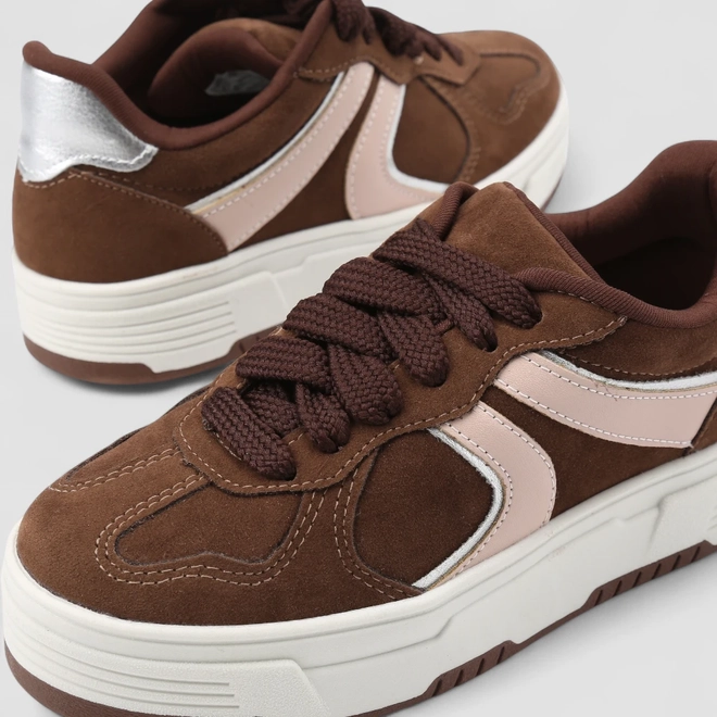 Tênis Casual Feminino Gabriela Camurça Detalhe Metalizado Marrom