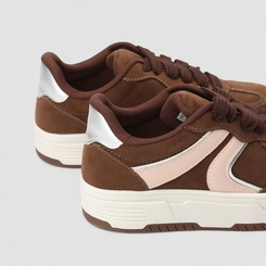 Tênis Casual Feminino Gabriela Camurça Detalhe Metalizado Marrom