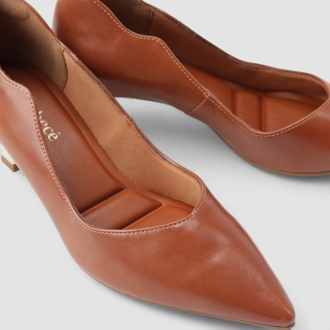 Scarpin Feminino Bebecê Salto Dourado Recorte Estilizado Caramelo