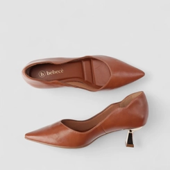 Scarpin Feminino Bebecê Salto Dourado Recorte Estilizado Caramelo