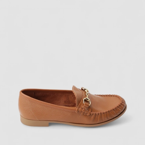 Mocassim Feminino Gabriela Em Couro Enfeite Metálico Caramelo