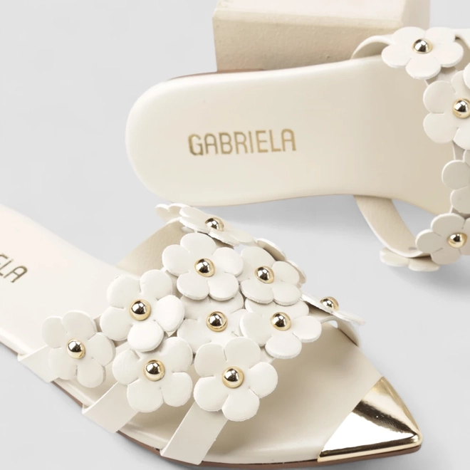 Rasteira Feminina Gabriela Flores Bico Dourado Off-white