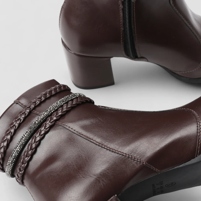 Ankle Boot Feminina Penélope Salto Bloco Tira Strass & Tressê Marrom