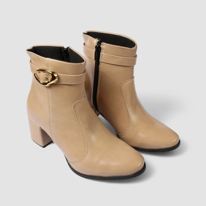 Ankle Boot Feminina Penélope Salto Bloco Enfeite Fivela Bege