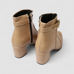 Ankle Boot Feminina Penélope Salto Bloco Enfeite Fivela Bege