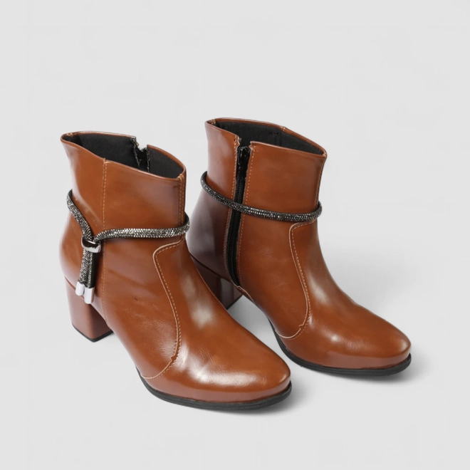 Ankle Boot Feminina Penélope Salto Bloco Strass Caramelo