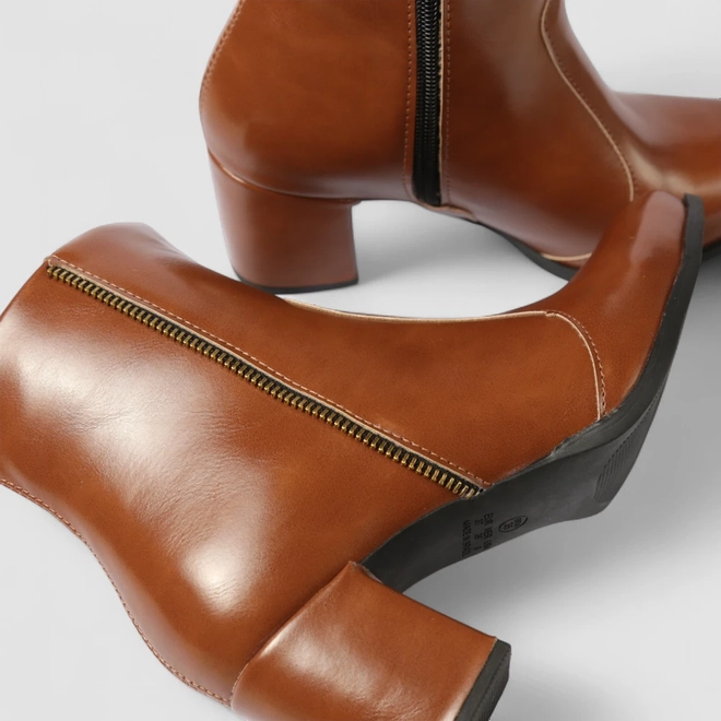 Ankle Boot Feminina Penélope Salto Bloco Detalhe Zíper Caramelo