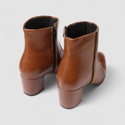 Ankle Boot Feminina Penélope Salto Bloco Detalhe Zíper Caramelo