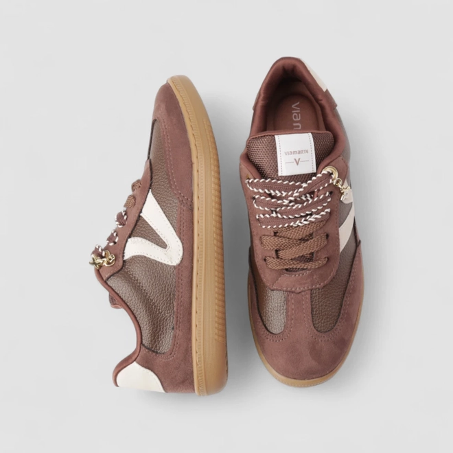 Tênis Casual Feminino Via Marte Recorte Camurça Pingente Marrom