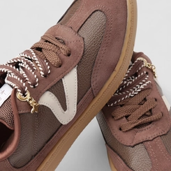 Tênis Casual Feminino Via Marte Recorte Camurça Pingente Marrom