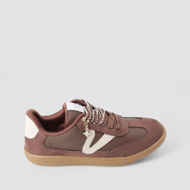 Tênis Casual Feminino Via Marte Recorte Camurça Pingente Marrom