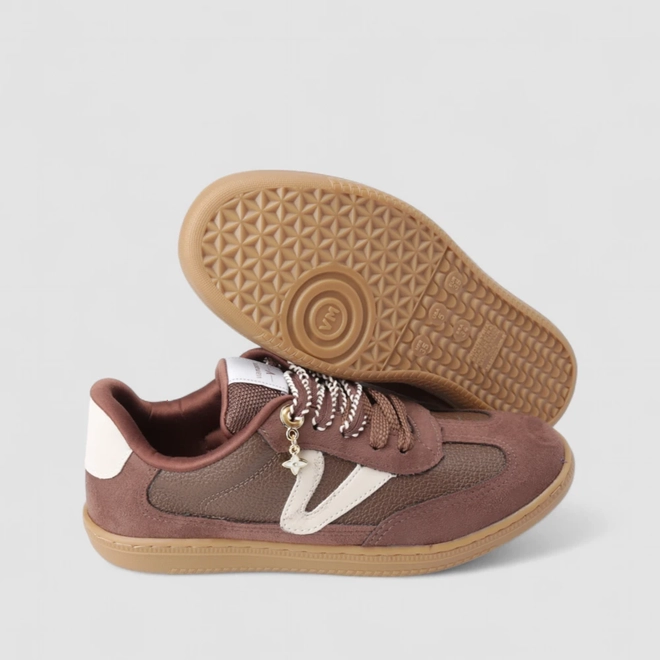 Tênis Casual Feminino Via Marte Recorte Camurça Pingente Marrom