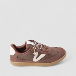 Tênis Casual Feminino Via Marte Recorte Camurça Pingente Marrom