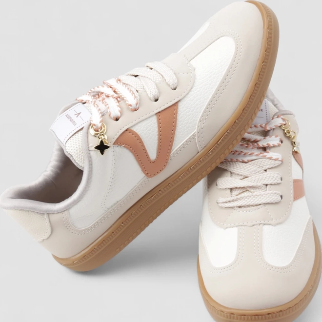 Tênis Casual Feminino Via Marte Nobuck Detalhe Pingente Bege